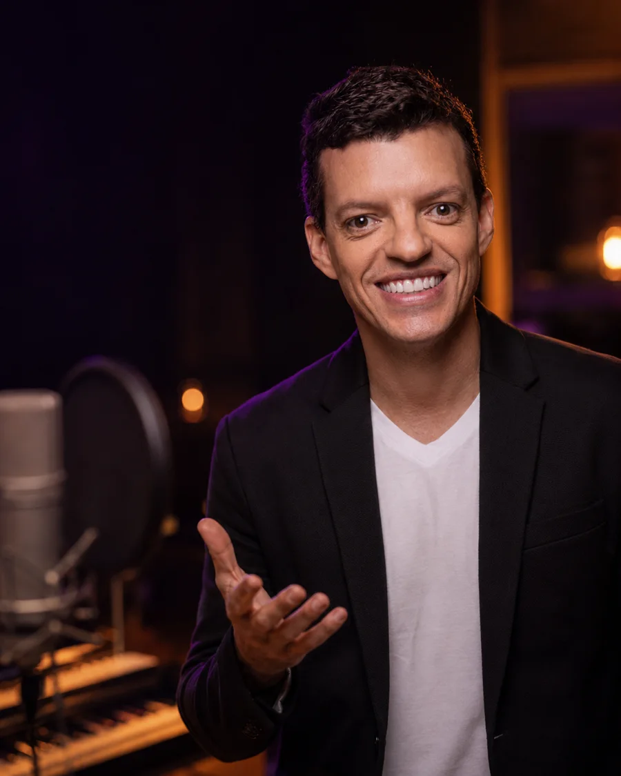Marcio Markkx em seu estúdio vocal